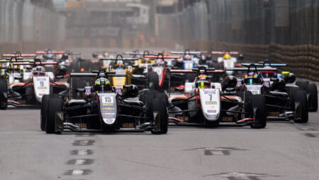 Macau-bezoekersaantallen bereikten het hoogste punt in twee maanden tijdens het Grand Prix-weekend, terwijl Zhuhai de grensbeperkingen verder versoepelt