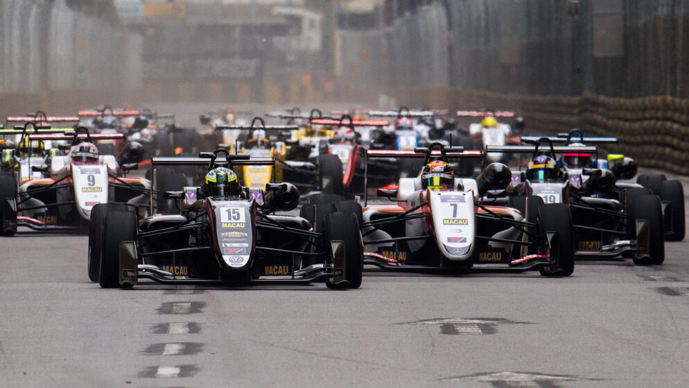 Macau-bezoekersaantallen bereikten het hoogste punt in twee maanden tijdens het Grand Prix-weekend, terwijl Zhuhai de grensbeperkingen verder versoepelt