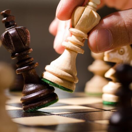 Wereldkampioen schaken kraakt de zaak van vermeend fraudeschandaal