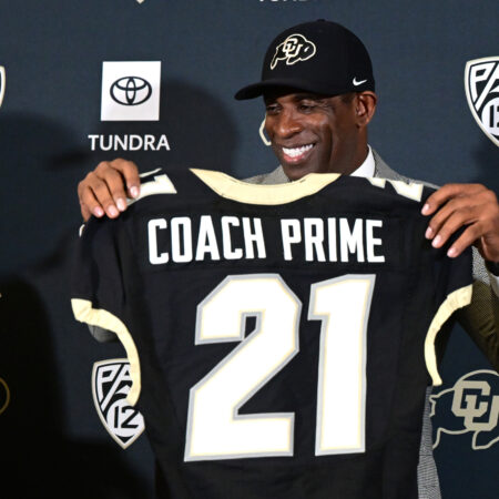 Deion Sanders koopt zonnebril voor volledige selectie na CSU Shade