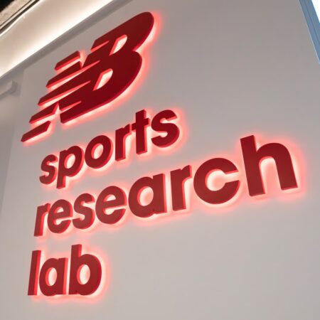 Sports Research Lab van het merk tijdens de 129e Boston Marathon om de technologie, wetenschap en testen te verkennen die de snelste schoenen tot nu toe aandrijven.