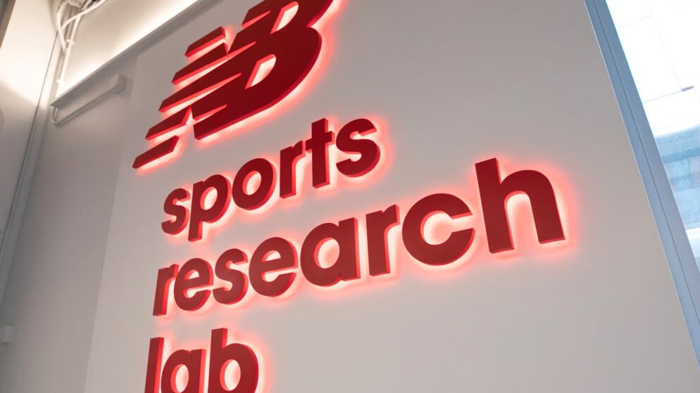 Sports Research Lab van het merk tijdens de 129e Boston Marathon om de technologie, wetenschap en testen te verkennen die de snelste schoenen tot nu toe aandrijven.