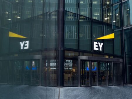 EY-klokkenluider beweert dat bedrijf georganiseerde misdaad-gekoppelde kansspel klanten mogelijk maakte