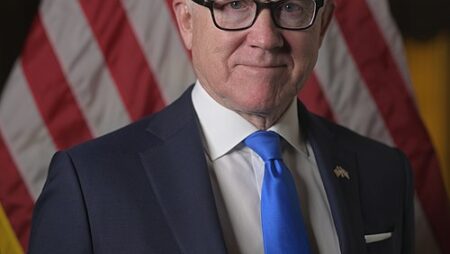 Woody Johnson helpt vlaggenvoetbal met $ 1m subsidie